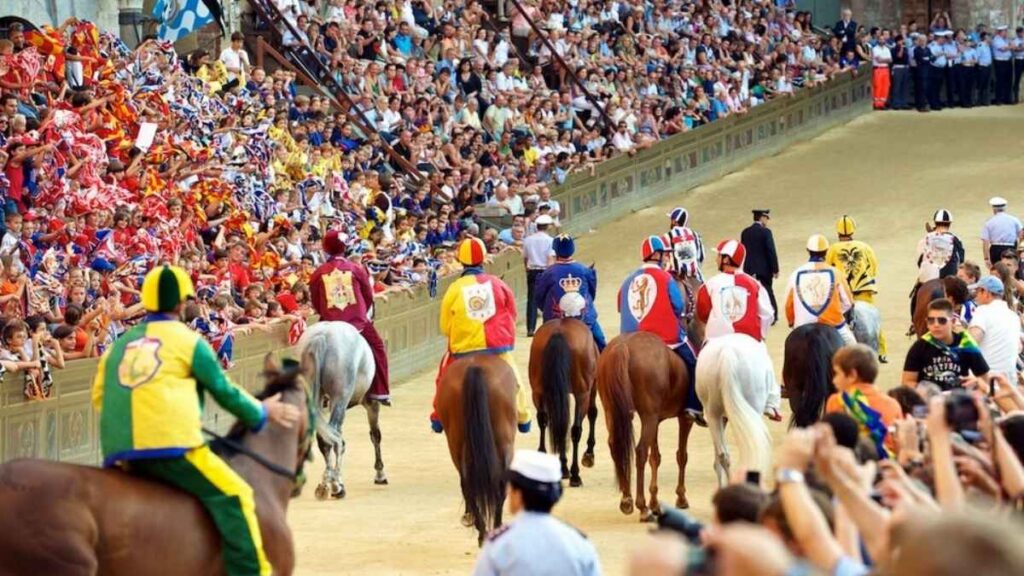 Cosa fare a Siena Il celebre Palio di Siena; Foto di Janus Kinase da Flikr licenza Creative Commons