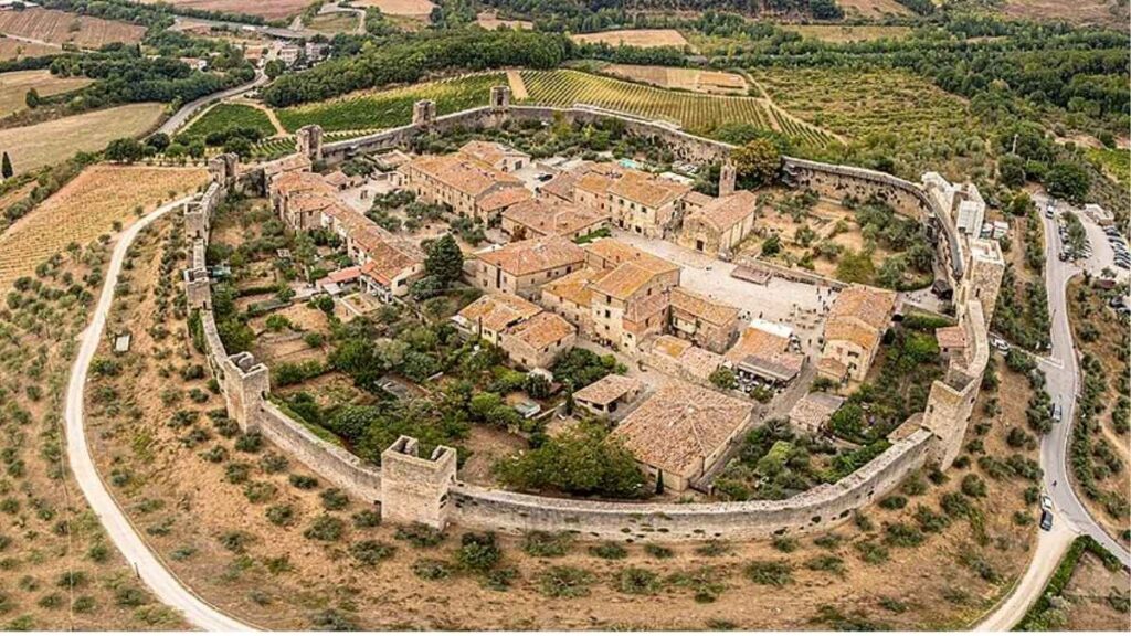 Cosa vedere vicino a Siena I borghi più belli, in foto Monteriggioni, vista panoramica; foto di Lthelion, licenza Creative Commons