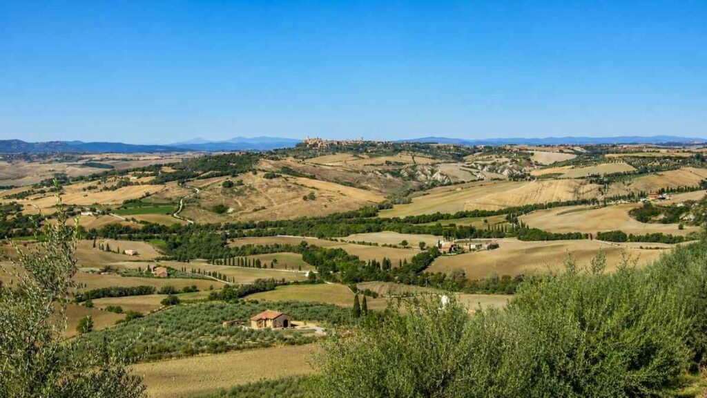 Cosa vedere vicino a Siena I paesaggi più iconici - Val d'Orcia, vista panoramica; foto di Francesco Bandarin, licenza Creative Commons