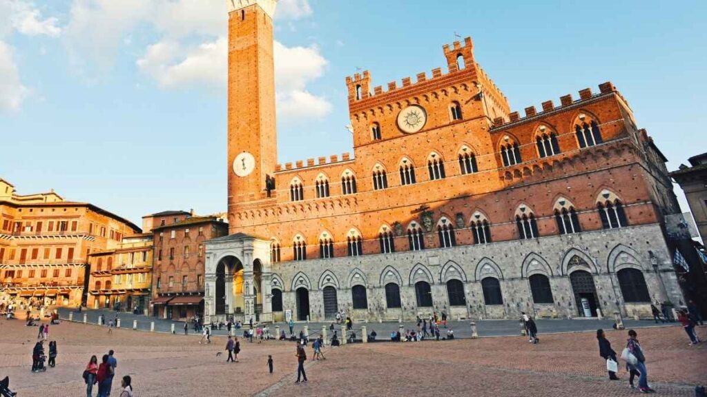 Piazza del campo a Siena, foto di Tommao Wang su Unsplash