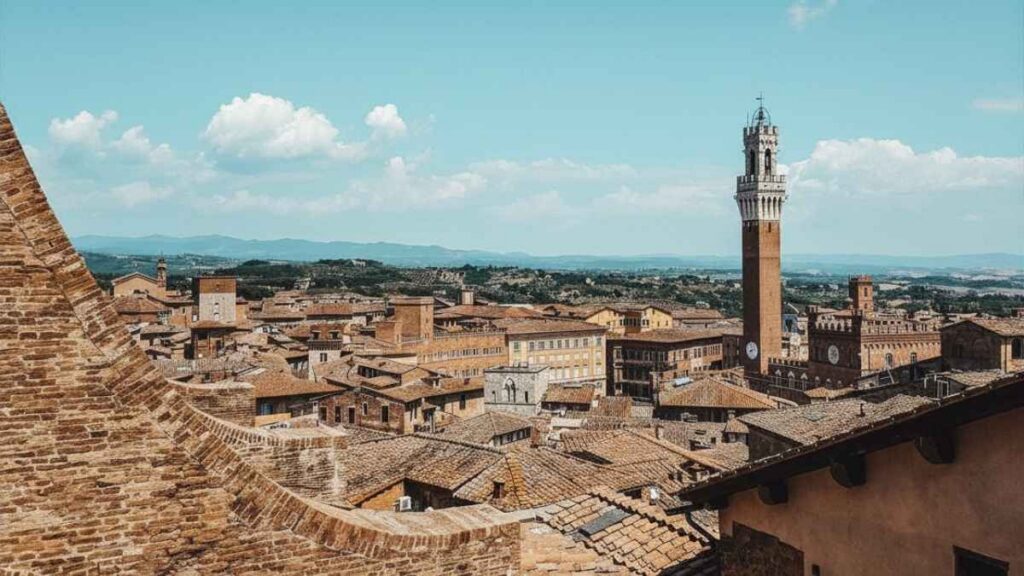 Siena , panoramica sui tetti con Torre del Mangia, foto di Harry Robinson da Unsplash (4)